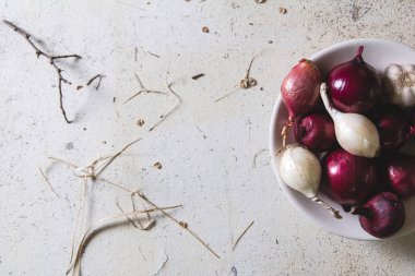 Plaka eski ahşap boyalı masa üzerinde kırmızı ve beyaz soğan ampuller