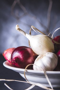 Plaka siyah tablo üzerinde kırmızı ve beyaz soğan ampuller