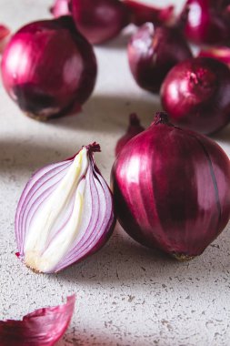 Kırmızı soğan ampul beyaz boyalı tablo