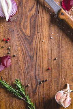 Kırmızı soğan ampul kahverengi kesme tahtası üzerinde.