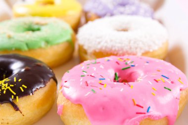 Çilek, chocklate ve diğer çörekler kağıt kutusunda pembe bir arka plan üzerinde