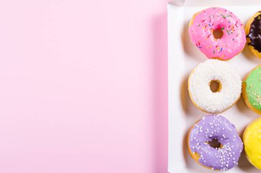 Altı renkli donut kutusunda yuvarlak. Düz yatıyordu, en iyi görünümü.