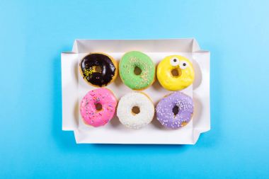 Altı renkli donut kutusunda yuvarlak. Düz yatıyordu, en iyi görünümü.