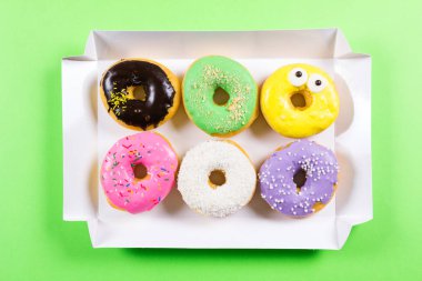 Altı renkli donut kutusunda yuvarlak. Düz yatıyordu, en iyi görünümü.