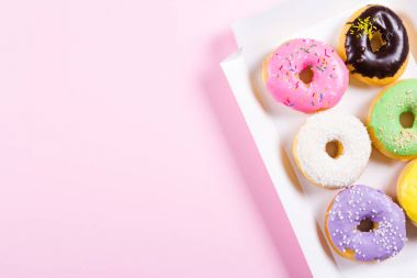 Altı renkli donut kutusunda yuvarlak. Düz yatıyordu, en iyi görünümü.