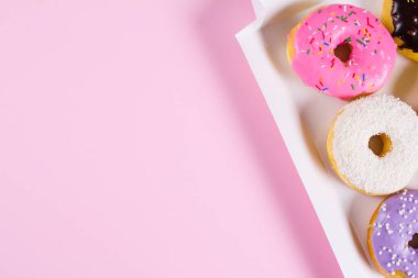 Altı renkli donut kutusunda yuvarlak. Düz yatıyordu, en iyi görünümü.