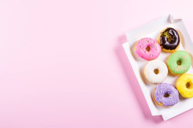 Altı renkli donut kutusunda yuvarlak. Düz yatıyordu, en iyi görünümü.