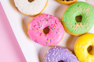 Altı renkli donut kutusunda yuvarlak. Düz yatıyordu, en iyi görünümü.
