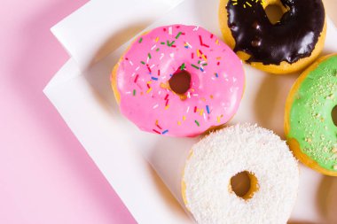 Altı renkli donut kutusunda yuvarlak. Düz yatıyordu, en iyi görünümü.