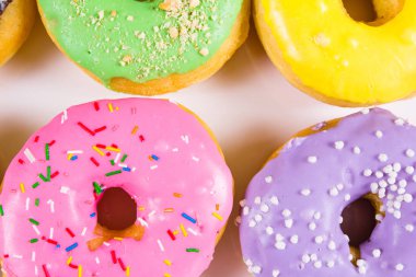 Kutusunda renkli yuvarlak çörekler. Düz yatıyordu, en iyi görünümü.