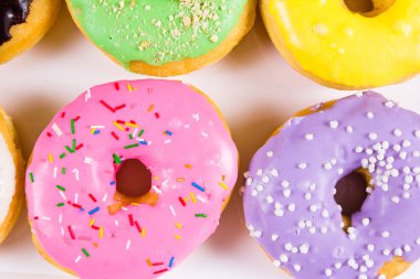 Kutusunda renkli yuvarlak çörekler. Düz yatıyordu, en iyi görünümü.