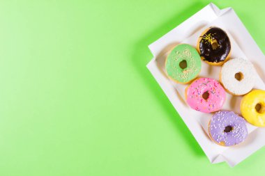 Altı renkli donut kutusunda yuvarlak. Düz yatıyordu, en iyi görünümü.