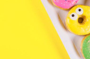 Altı renkli donut kutusunda yuvarlak. Düz yatıyordu, en iyi görünümü.