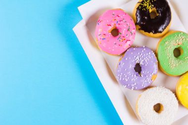 Altı renkli donut kutusunda yuvarlak. Düz yatıyordu, en iyi görünümü.