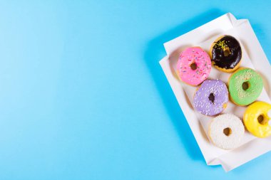 Altı renkli donut kutusunda yuvarlak. Düz yatıyordu, en iyi görünümü.