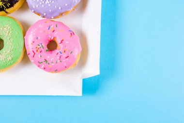Altı renkli donut kutusunda yuvarlak. Düz yatıyordu, en iyi görünümü.