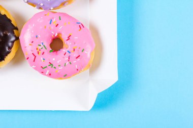 Altı renkli donut kutusunda yuvarlak. Düz yatıyordu, en iyi görünümü.