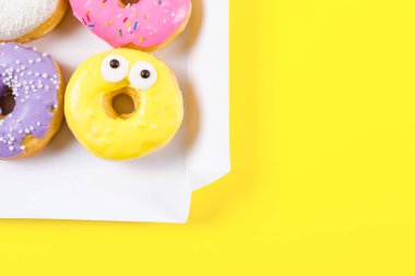 Altı renkli donut kutusunda yuvarlak. Düz yatıyordu, en iyi görünümü.