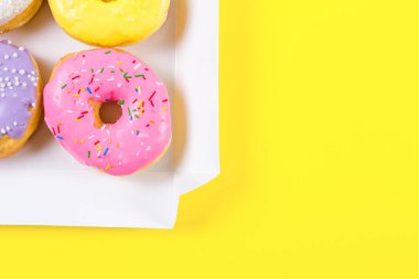 Altı renkli donut kutusunda yuvarlak. Düz yatıyordu, en iyi görünümü.