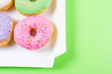 Altı renkli donut kutusunda yuvarlak. Düz yatıyordu, en iyi görünümü.