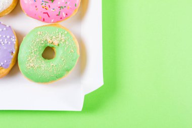 Altı renkli donut kutusunda yuvarlak. Düz yatıyordu, en iyi görünümü.