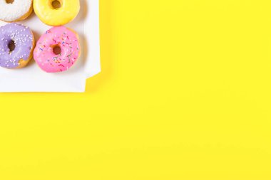 Altı renkli donut kutusunda yuvarlak. Düz yatıyordu, en iyi görünümü.