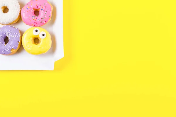 Altı renkli donut kutusunda yuvarlak. Düz yatıyordu, en iyi görünümü.