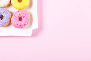 Altı renkli donut kutusunda yuvarlak. Düz yatıyordu, en iyi görünümü.