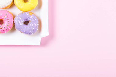 Altı renkli donut kutusunda yuvarlak. Düz yatıyordu, en iyi görünümü.