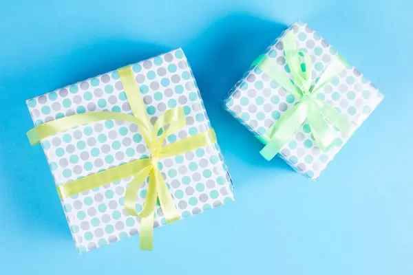 Dos elegantes cajas de regalo sobre fondo azul —  Fotos de Stock