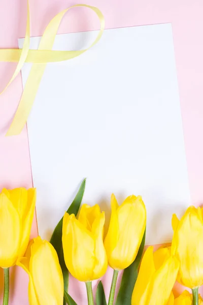 Bouquet de belles tulipes jaunes fraîches sur fond rose — Photo