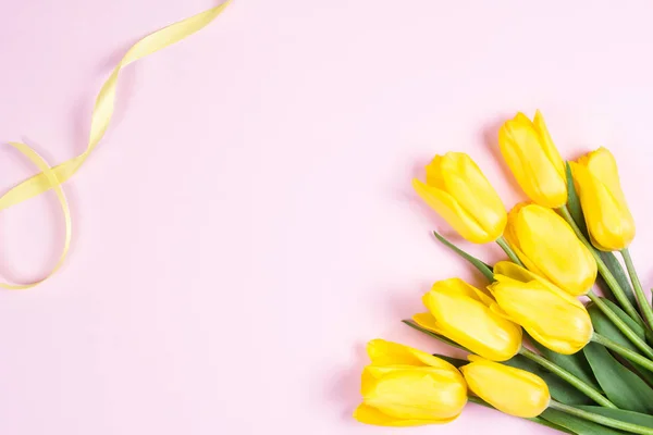 Bouquet de belles tulipes jaunes fraîches sur fond rose — Photo