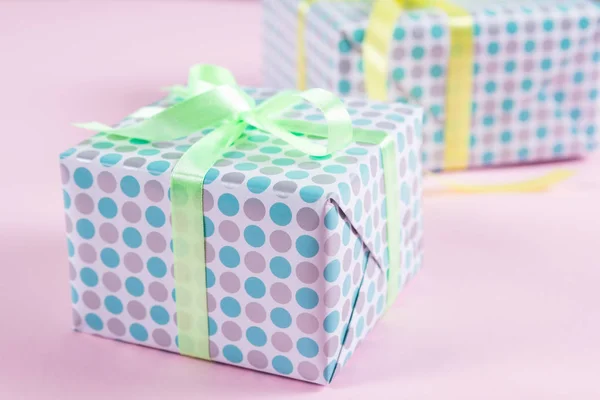 Two elegant gift boxes on a pink background — Stock Photo, Image