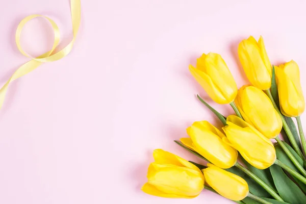 Bouquet de belles tulipes jaunes fraîches sur fond rose — Photo