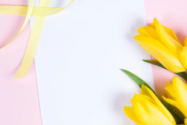 Bouquet de belles tulipes jaunes fraîches sur fond rose — Photo