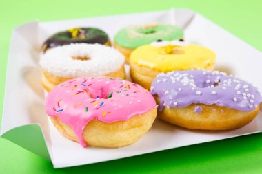 Çilek, chocklate ve diğer çörekler kağıt kutusunda mavi zemin üzerine