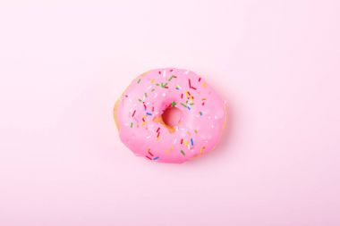 Pastele arka plan üzerinde pembe yuvarlak çörek. Düz yatıyordu, en iyi görünümü.