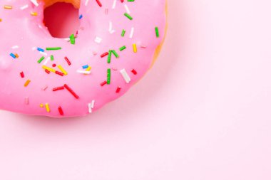 Pastele arka plan üzerinde pembe yuvarlak çörek. Düz yatıyordu, en iyi görünümü.