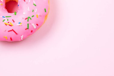 Pastele arka plan üzerinde pembe yuvarlak çörek. Düz yatıyordu, en iyi görünümü.