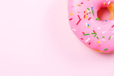 Pastele arka plan üzerinde pembe yuvarlak çörek. Düz yatıyordu, en iyi görünümü.