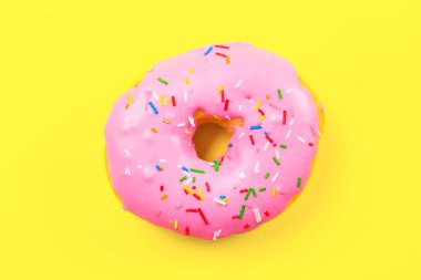 Sarı zemin üzerine pembe yuvarlak çörek. Düz yatıyordu, en iyi görünümü.