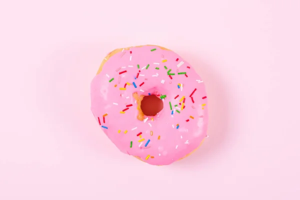 핑크 라운드 pastele 배경에 도넛. 평면 위치, 최고 보기. — 스톡 사진