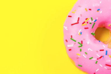 Sarı zemin üzerine pembe yuvarlak çörek. Düz yatıyordu, en iyi görünümü.