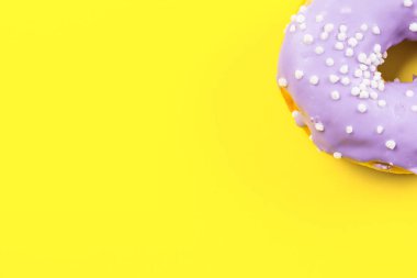 Sarı zemin üzerine mor yuvarlak çörek. Düz yatıyordu, en iyi görünümü.