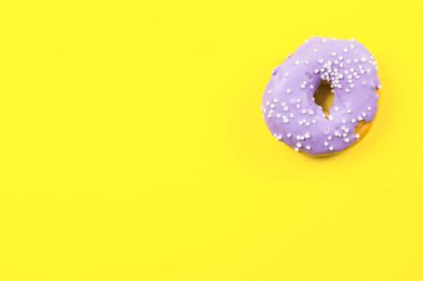 Sarı zemin üzerine mor yuvarlak çörek. Düz yatıyordu, en iyi görünümü.