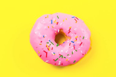 Sarı zemin üzerine pembe yuvarlak çörek. Düz yatıyordu, en iyi görünümü.