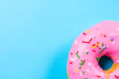 Mavi arka plan üzerinde pembe yuvarlak çörek. Düz yatıyordu, en iyi görünümü.