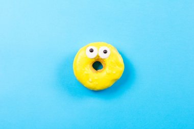 Gözleri mavi zemin üzerine sarı yuvarlak çörek. Düz yatıyordu, en iyi görünümü.