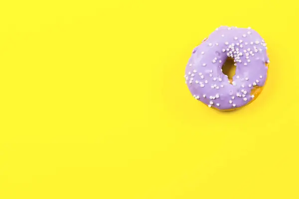 Purple round donut on yellow background. Flat lay, top view. — Stock Photo, Image