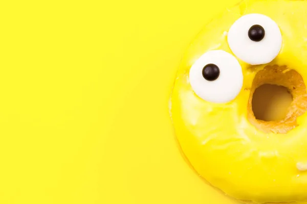 Gözleri Sarı zemin üzerine yuvarlak çörek. Düz yatıyordu, en iyi görünümü.